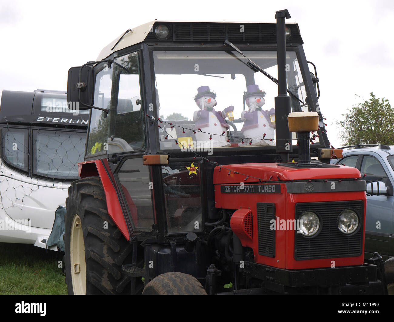 Zeotor Traktor mit schneemänner an Ashover Festival der Lichter