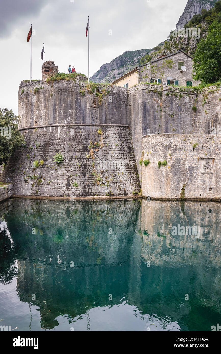 Gurdic Bastion, die älteste Süd Tor der Altstadt von Kotor Küstenstadt, in der Bucht von Kotor der Adria, Montenegro entfernt Stockfoto