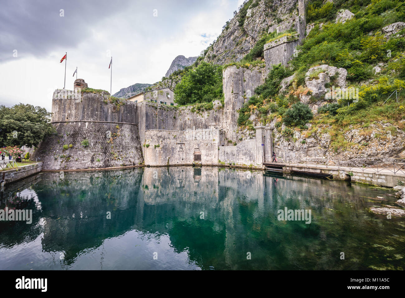 Gurdic Bastion, die älteste Süd Tor der Altstadt von Kotor Küstenstadt, in der Bucht von Kotor der Adria, Montenegro entfernt Stockfoto