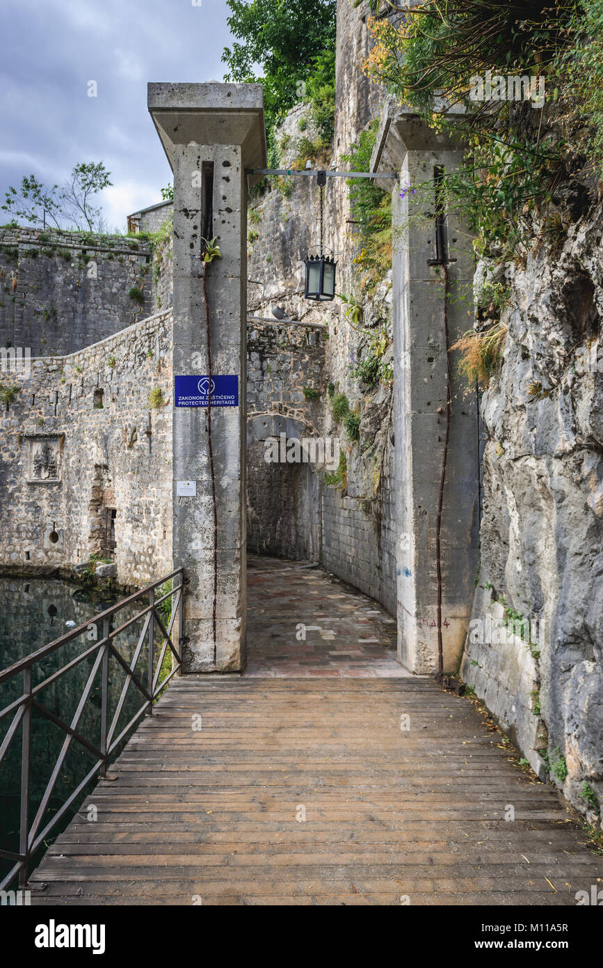 Gurdic Bastion, die älteste Süd Tor der Altstadt von Kotor Küstenstadt, in der Bucht von Kotor der Adria, Montenegro entfernt Stockfoto