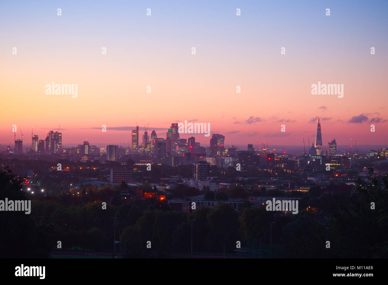 Blick in Richtung London City Skyline bei Sonnenaufgang vom Parliament Hill in Hampstead Heath Stockfoto