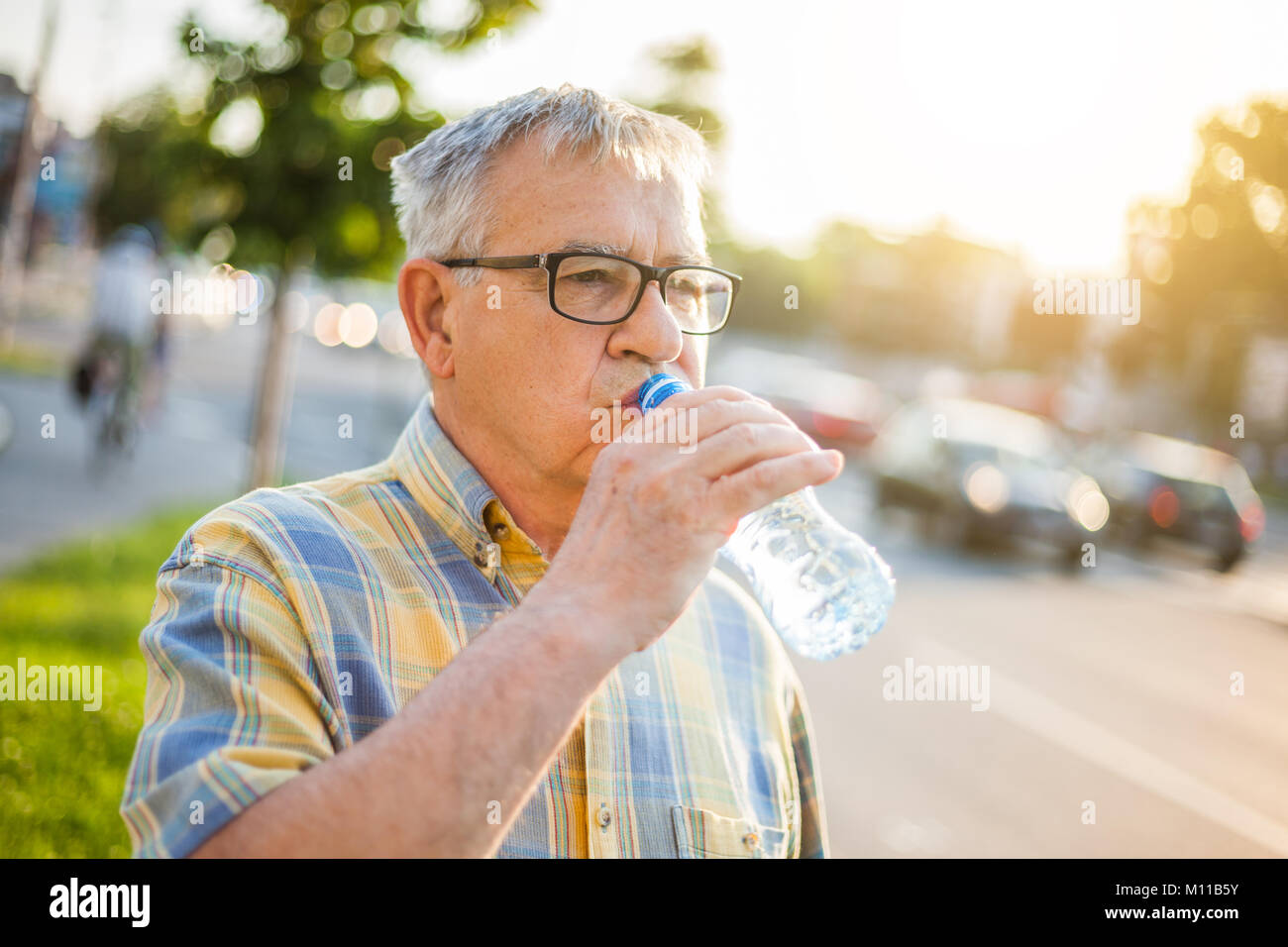 Ältere Menschen ist Trinkwasser in der Stadt. Stockfoto