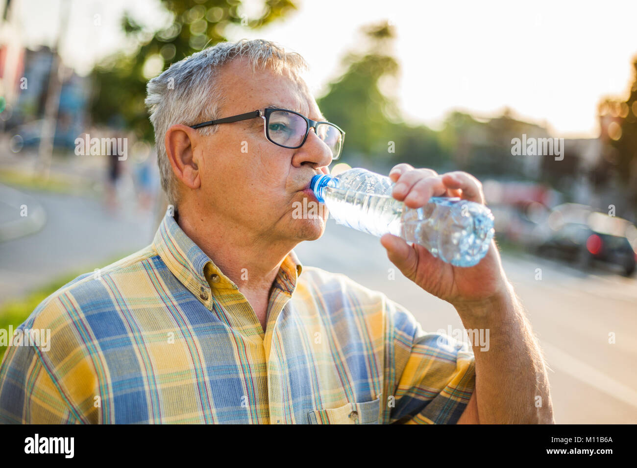Ältere Menschen ist Trinkwasser in der Stadt. Stockfoto