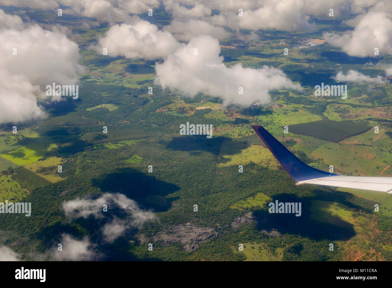 Flugzeug Passagier auf der Topographie von Minas Gerais suchen Stockfoto