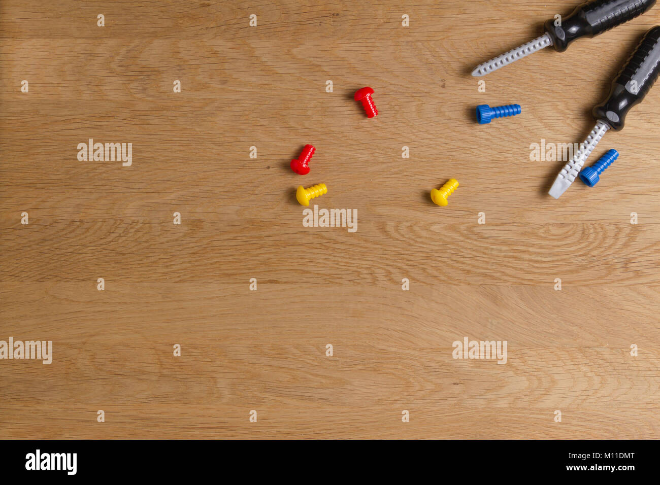 Kinder Spielzeug Tools: Plastik Schraubendreher, Schrauben und Muttern auf  Holz- Hintergrund. Ansicht von oben. Flach Stockfotografie - Alamy