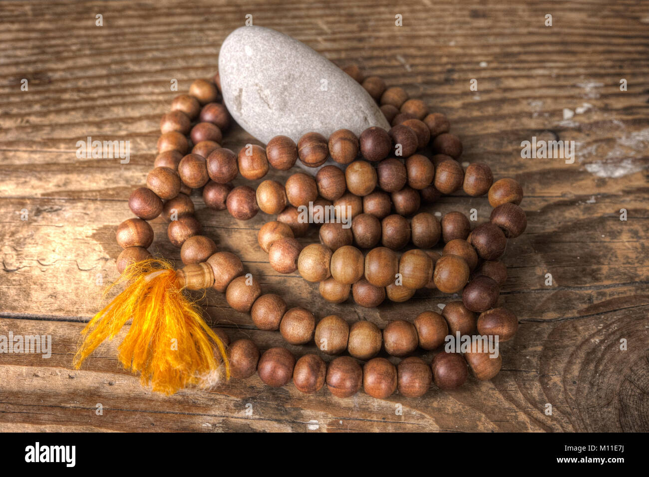 Tibetische Mala mit 108 Perlen auf einen Stein. Stockfoto