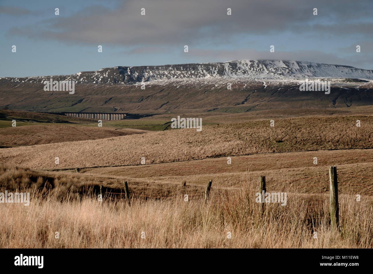 Blick auf verschneite Whernside und Ribble Viadukt, North Yorkshire, England Stockfoto