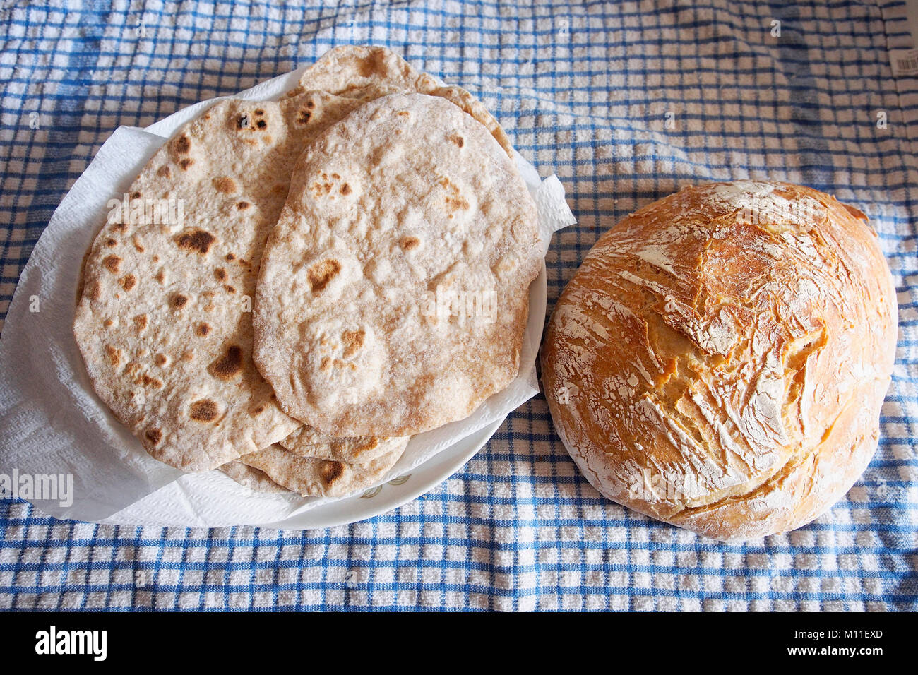 Hausgemachtes Brot. Ungesäuertes Brot und die typisch italienische Brot. Stockfoto