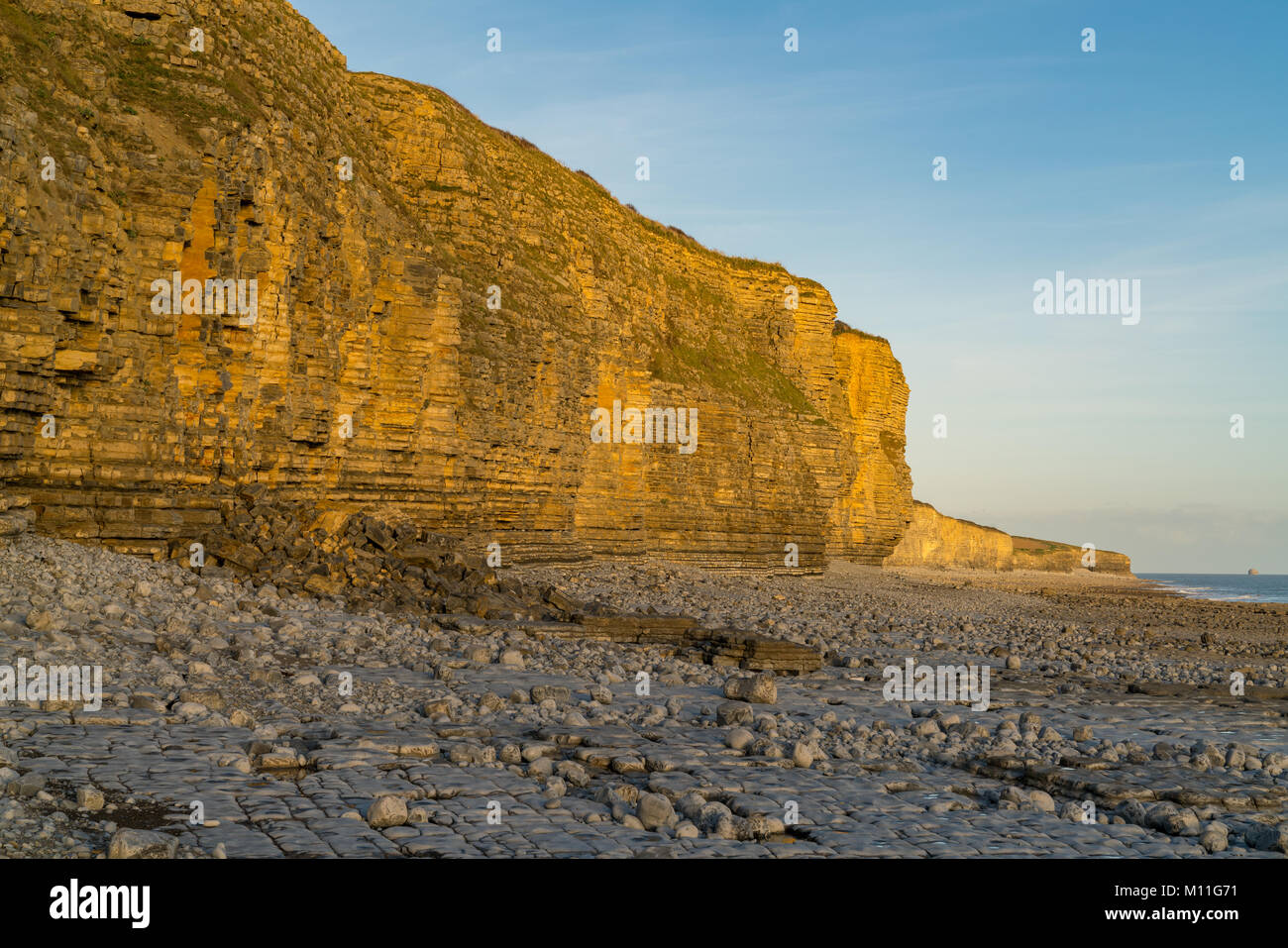 Die Steine und die Klippen von Llantwit Major Strand in der Abendsonne, South Glamorgan, Wales, Großbritannien Stockfoto