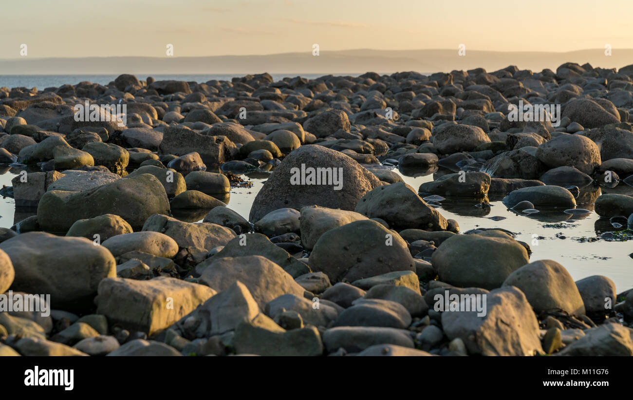 Die Steine von Llantwit Major Strand in der Abendsonne, South Glamorgan, Wales, Großbritannien Stockfoto