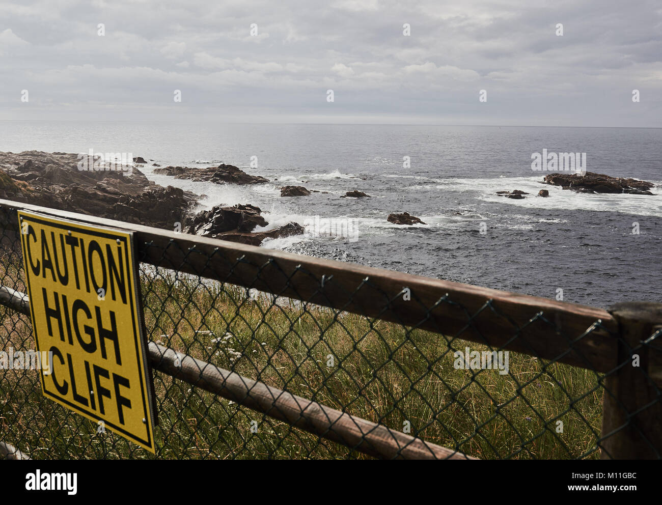 Vorsicht hohe Klippe Warnschild, Cape Breton Island, Nova Scotia, Kanada Stockfoto