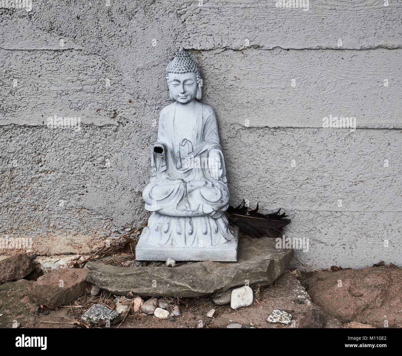 Sitzt lächelnd Buddha Figur mit gebrochenen Arm Stockfoto