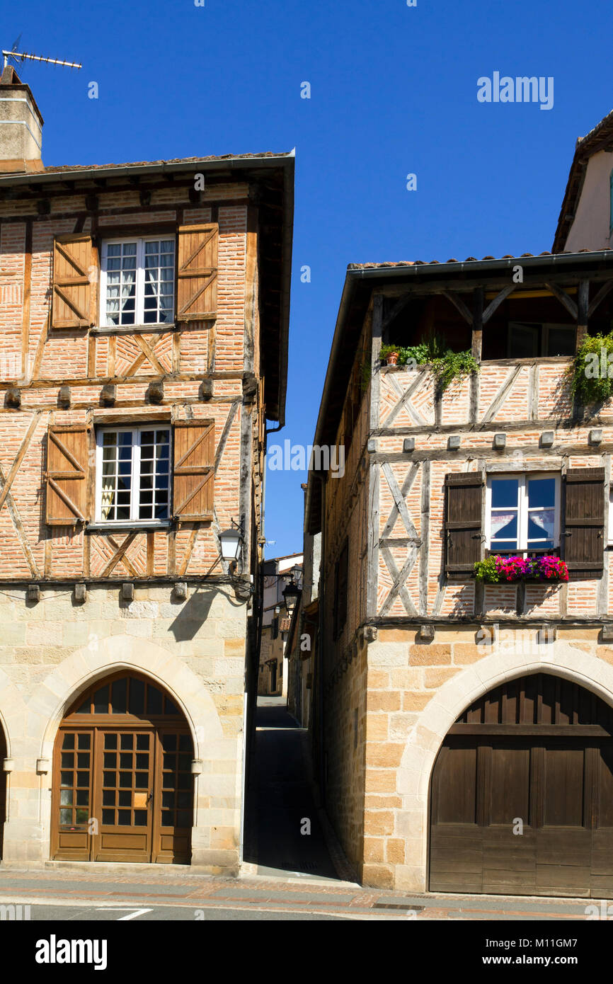 Malerische alte Gebäude mit bunten Fensterläden in den Straßen und Plätzen von Figeac, Lot 46, Frankreich, Europa Stockfoto