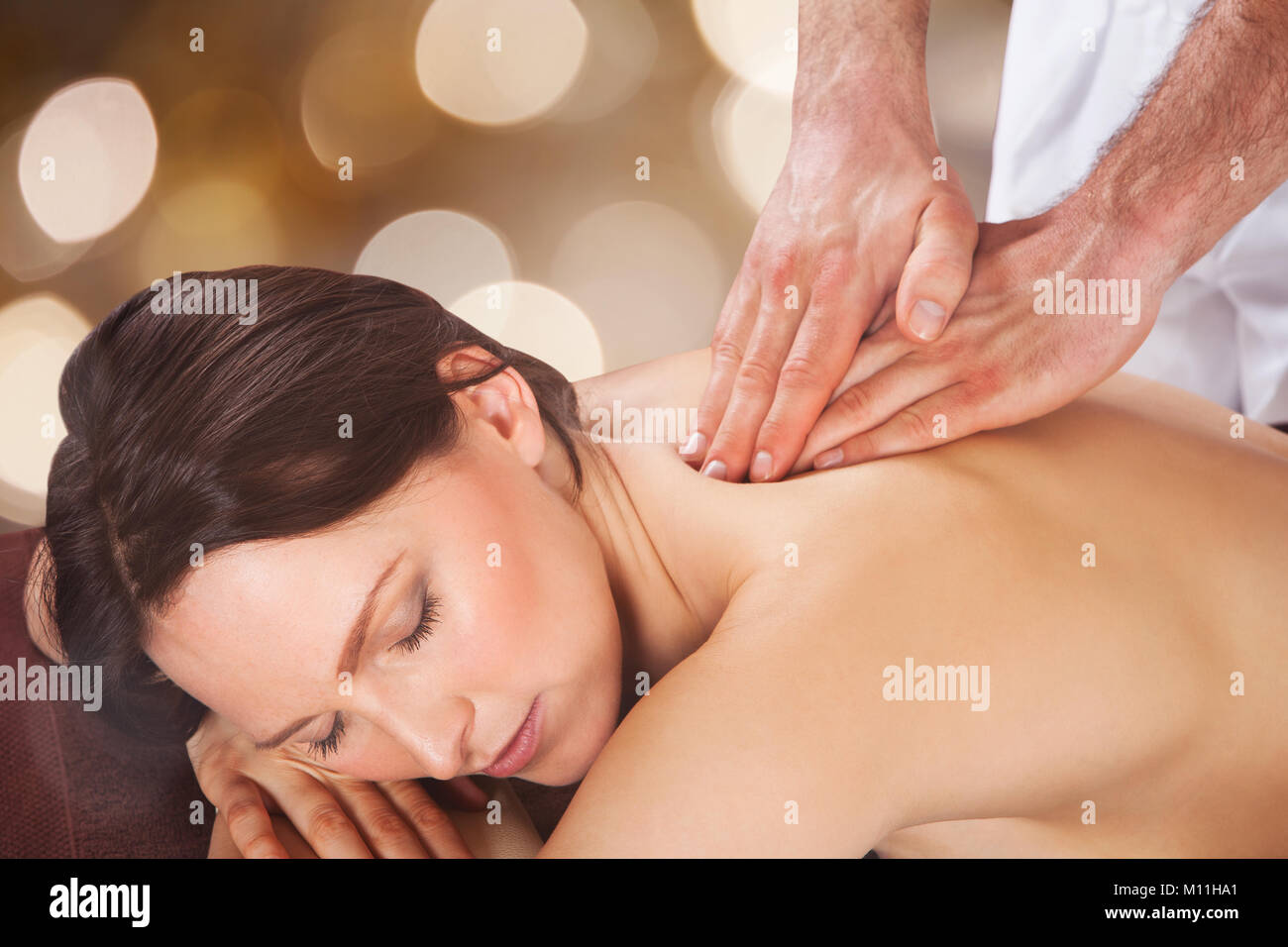 Nahaufnahme einer Frau Zurück Massage von männlichen Therapeuten in Spa Stockfoto