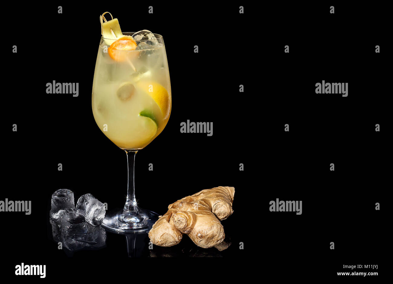Alkoholfreien Cocktail mit Ingwer lime und orange auf schwarzem Hintergrund Stockfoto