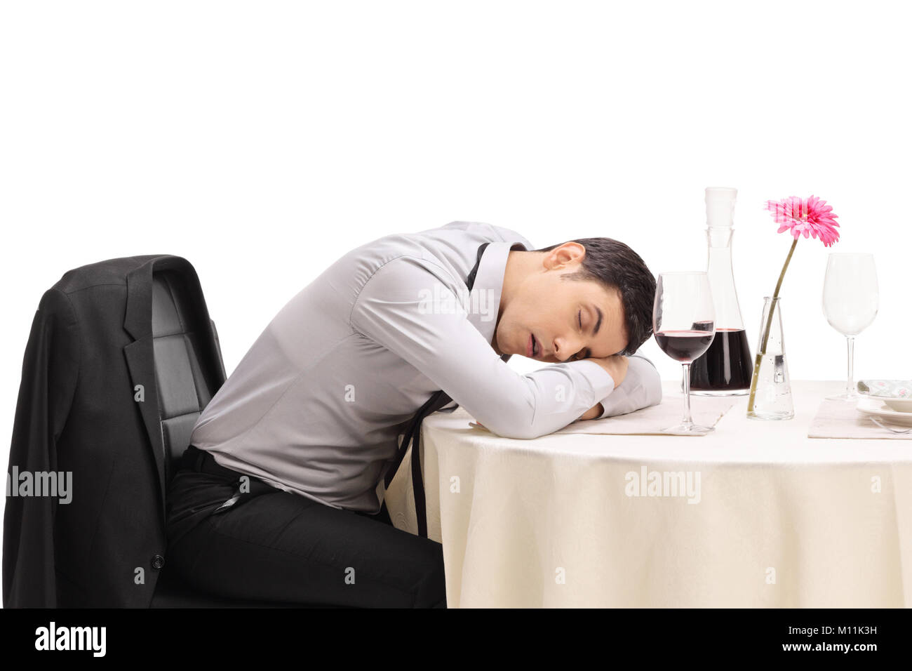 Betrunkener Mann schlafen auf einem Tisch im Restaurant auf weißem Hintergrund Stockfoto
