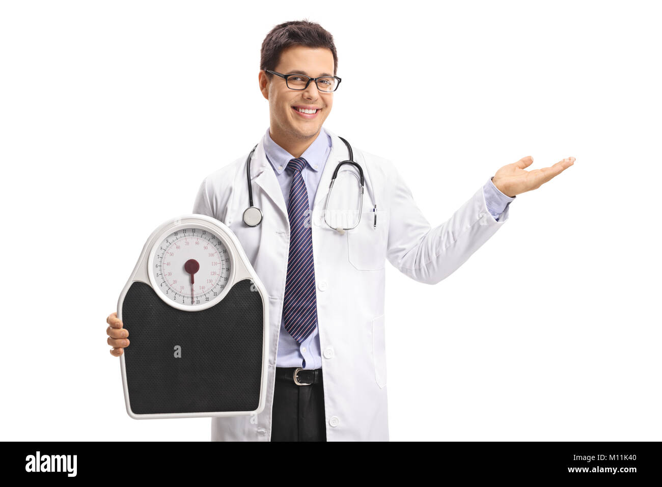 Arzt Holding eine Waage und eine willkommene Geste auf weißem Hintergrund Stockfoto