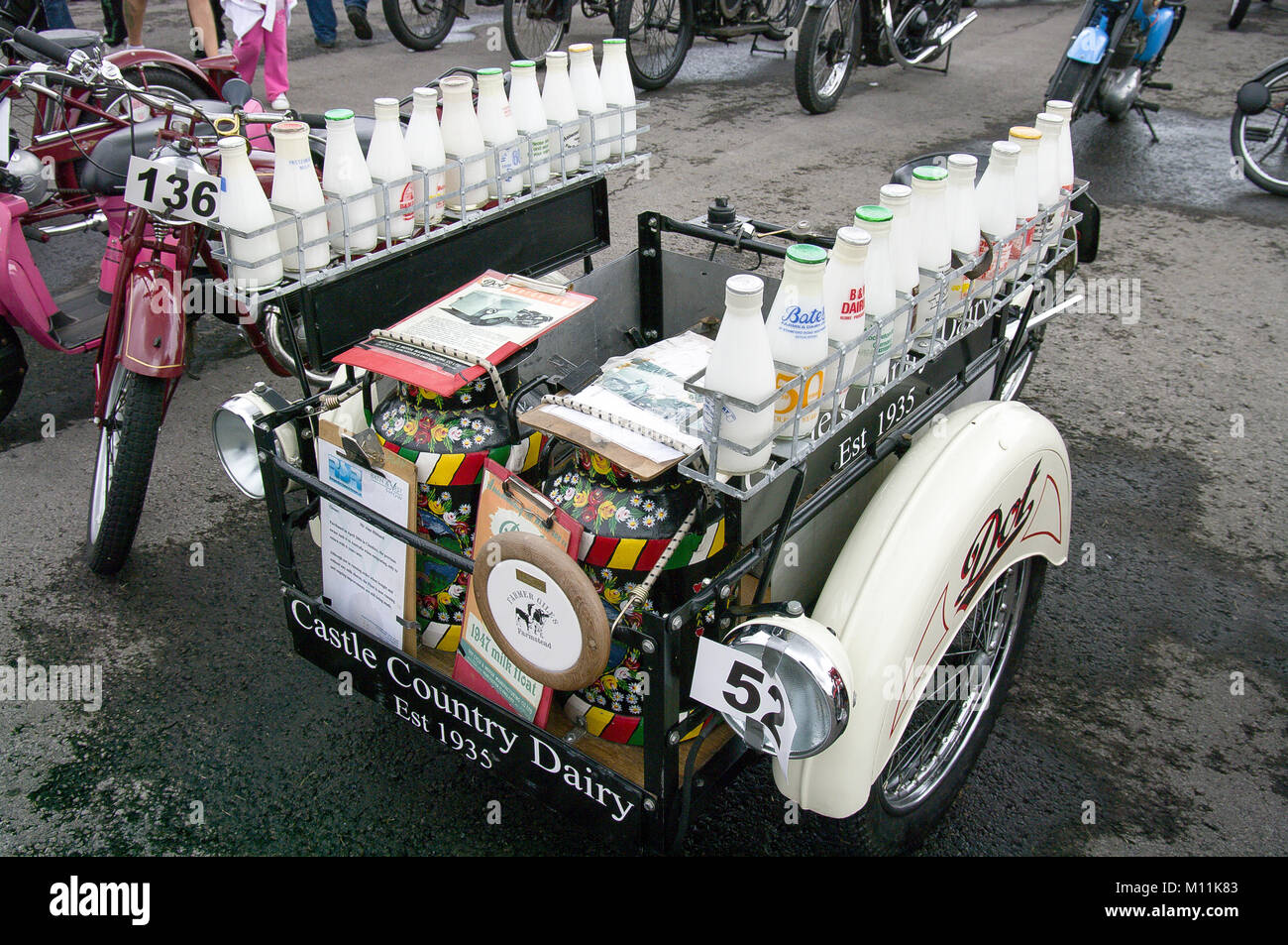 Milchflasche Lieferung durch das Land Molkerei von gestern von einem Fachmann angepasst Dot Motorrad auf Show in Großbritannien transportiert Stockfoto