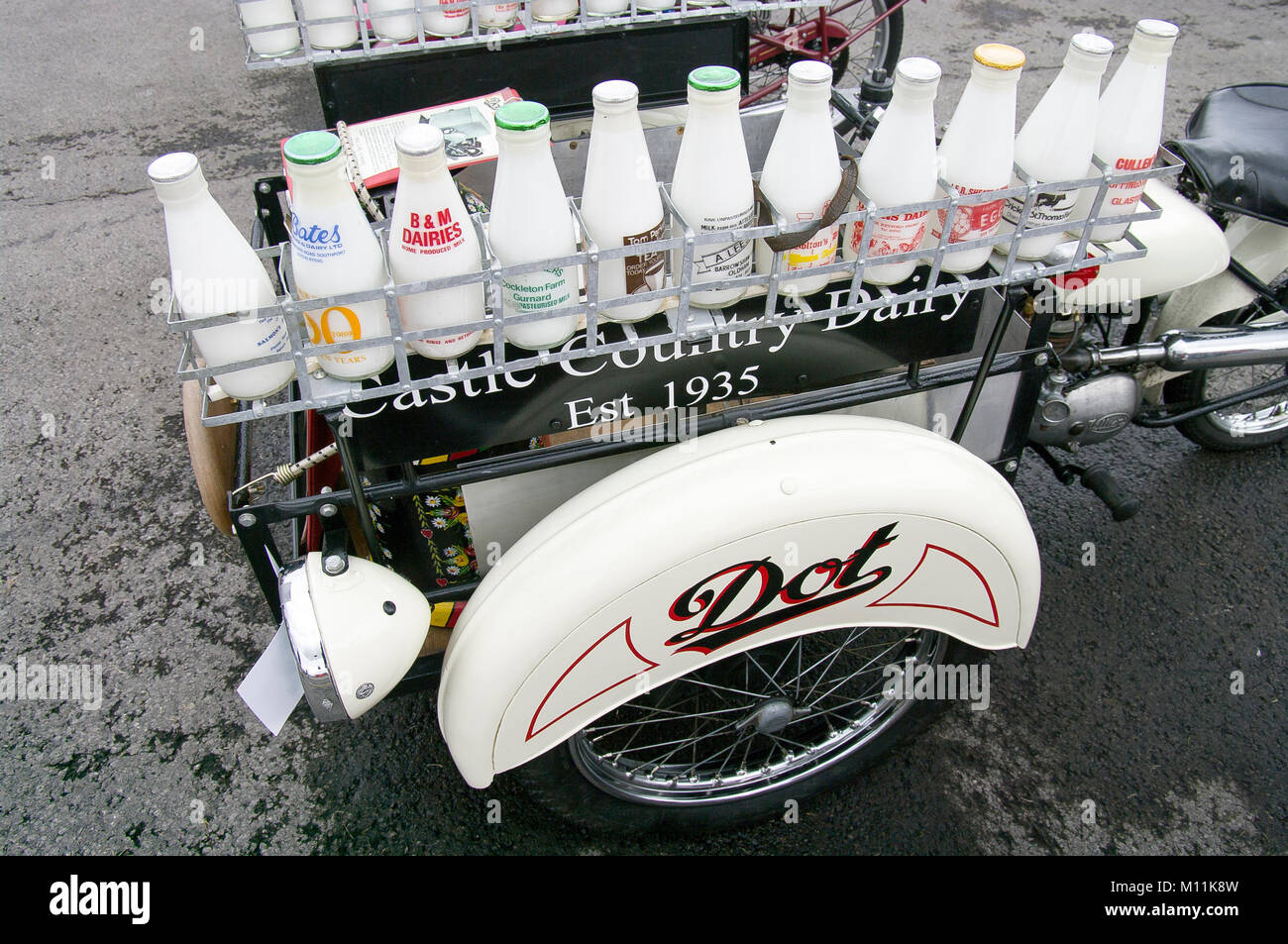 Milchflasche Lieferung durch das Land Molkerei von gestern von einem Fachmann angepasst Dot Motorrad auf Show in Großbritannien transportiert Stockfoto