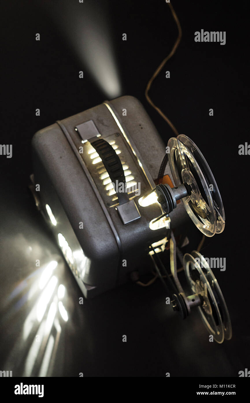Alter Film Projektor und Kassetten in der Dunkelheit Stockfoto