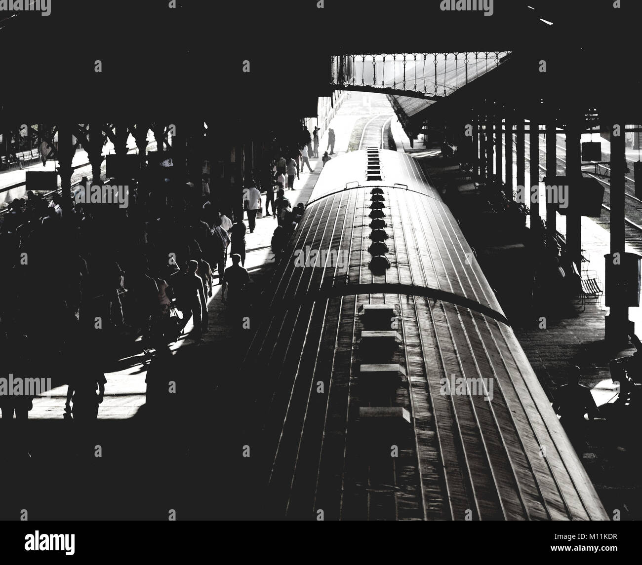 Besetzt Hauptbahnhof In Colombo Der Hauptstadt Sri Lankas Die Schwarz Weiss Fotografie Mit Einer Menge Menschen Unkenntlich Und Auf Dem Dach Des Zuges Stockfotografie Alamy