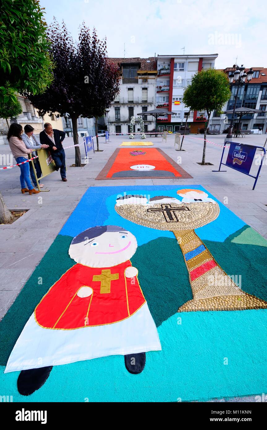 PRAVIA, Spanien - 4. JUNI: Teppiche von Blumen für die Feier von Fronleichnam im Juni 4, 2015 in Pravia, Spanien. Während der letzten zwei Monate, 50 Stockfoto