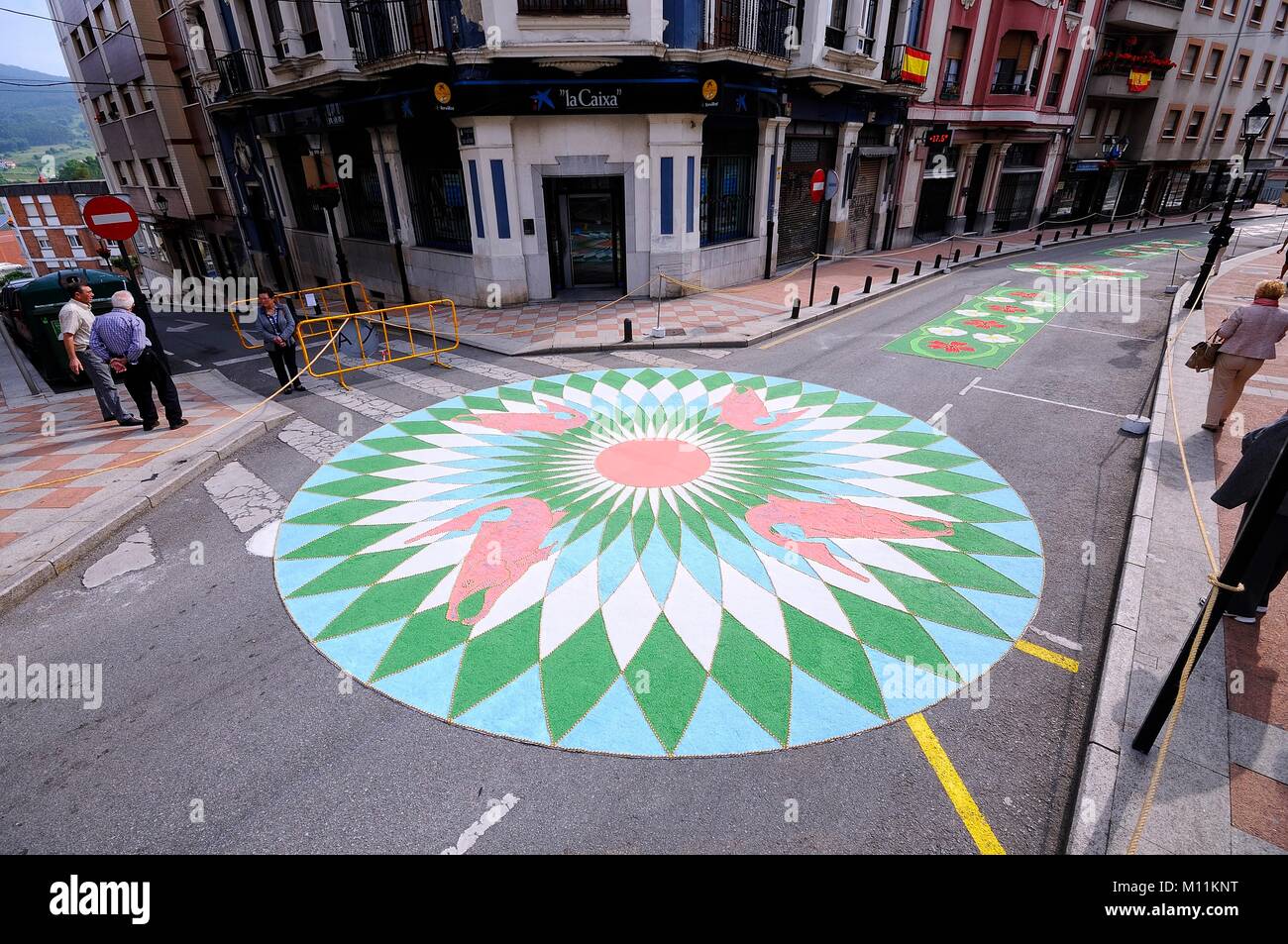 PRAVIA, Spanien - 4. JUNI: Teppiche von Blumen für die Feier von Fronleichnam im Juni 4, 2015 in Pravia, Spanien. Während der letzten zwei Monate, 50 Stockfoto