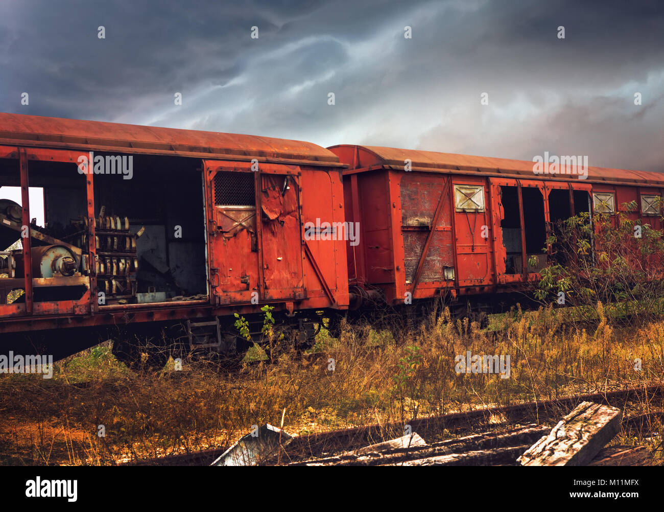 Verlassenen zug Zusammensetzung auf die dramatische Wolken Hintergrund Stockfoto