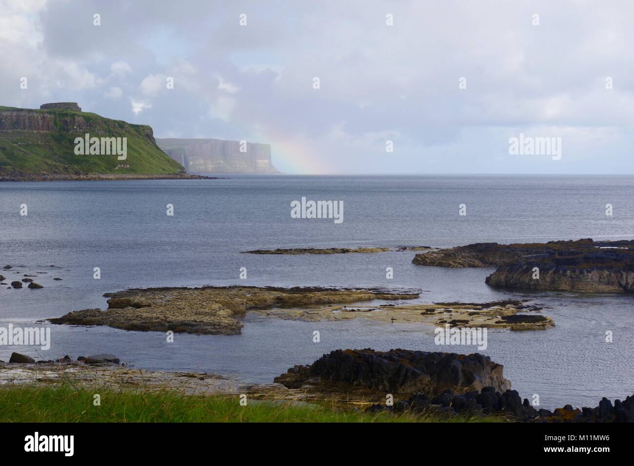 Kilt Rock und Wasserfall unter dem Regenbogen von Rubha nam Brathairean (Brüder) North East Skye, inneren Hebridies, Schottland, Großbritannien. Stockfoto