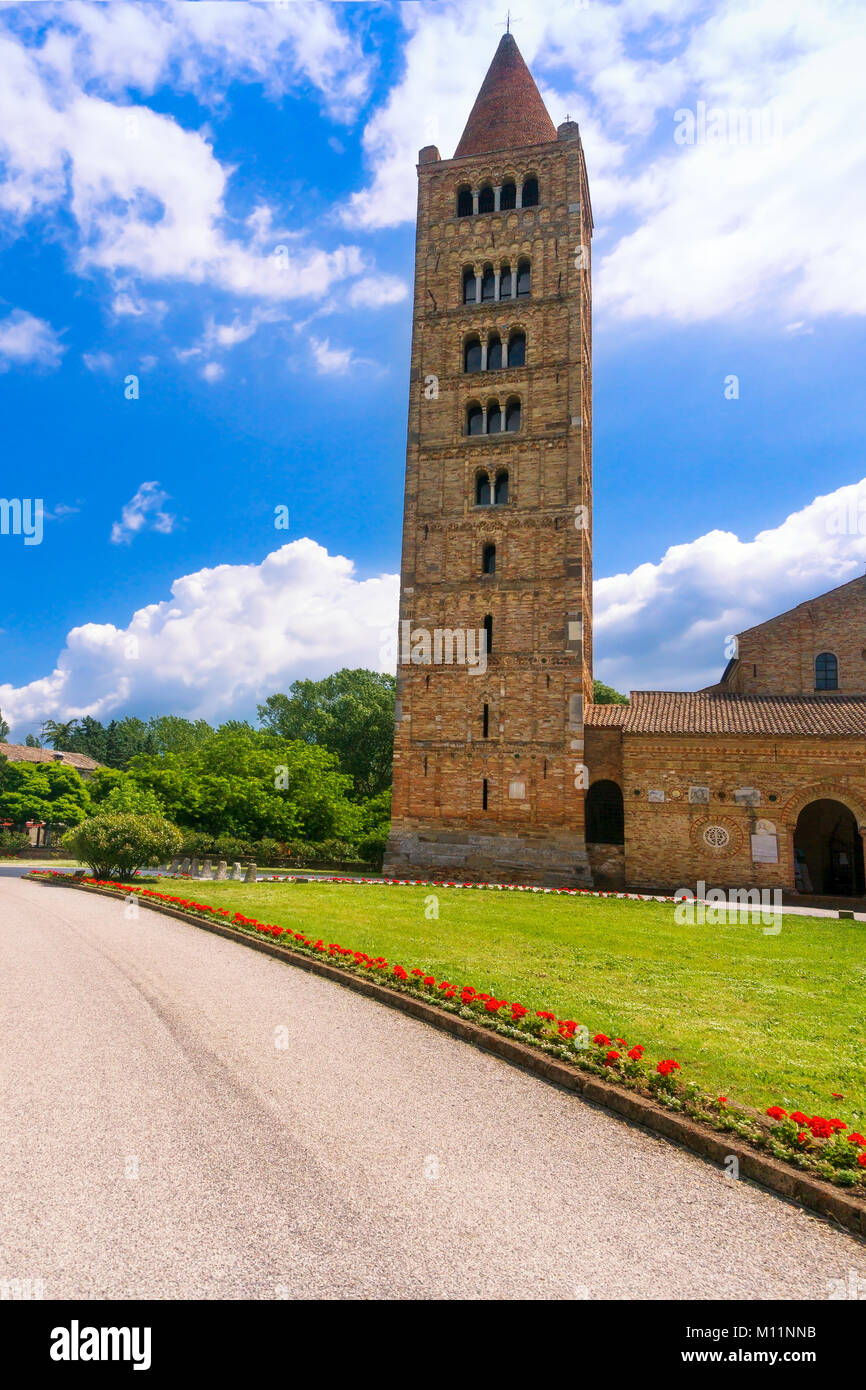 Abtei von Pomposa, Benediktinerkloster mittelalterliche Kirche und Campanile Tower. Comacchio Ferrara, Emilia Romagna, Italien Europa. Stockfoto