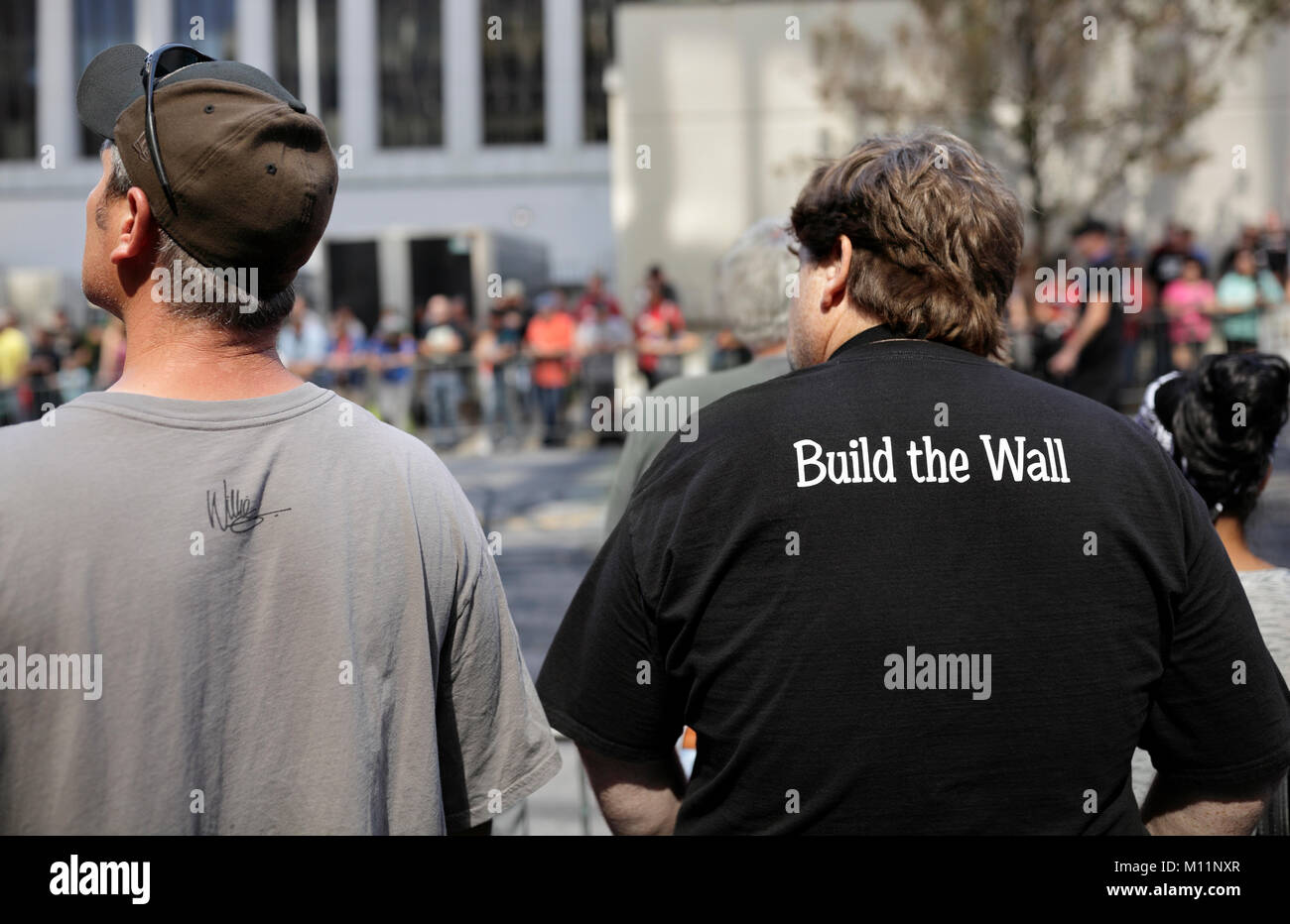 Ein Mann, der 'Bauen die Mauer" T-Shirt bei einer öffentlichen Veranstaltung in der Innenstadt von Raleigh, North Carolina, USA Stockfoto