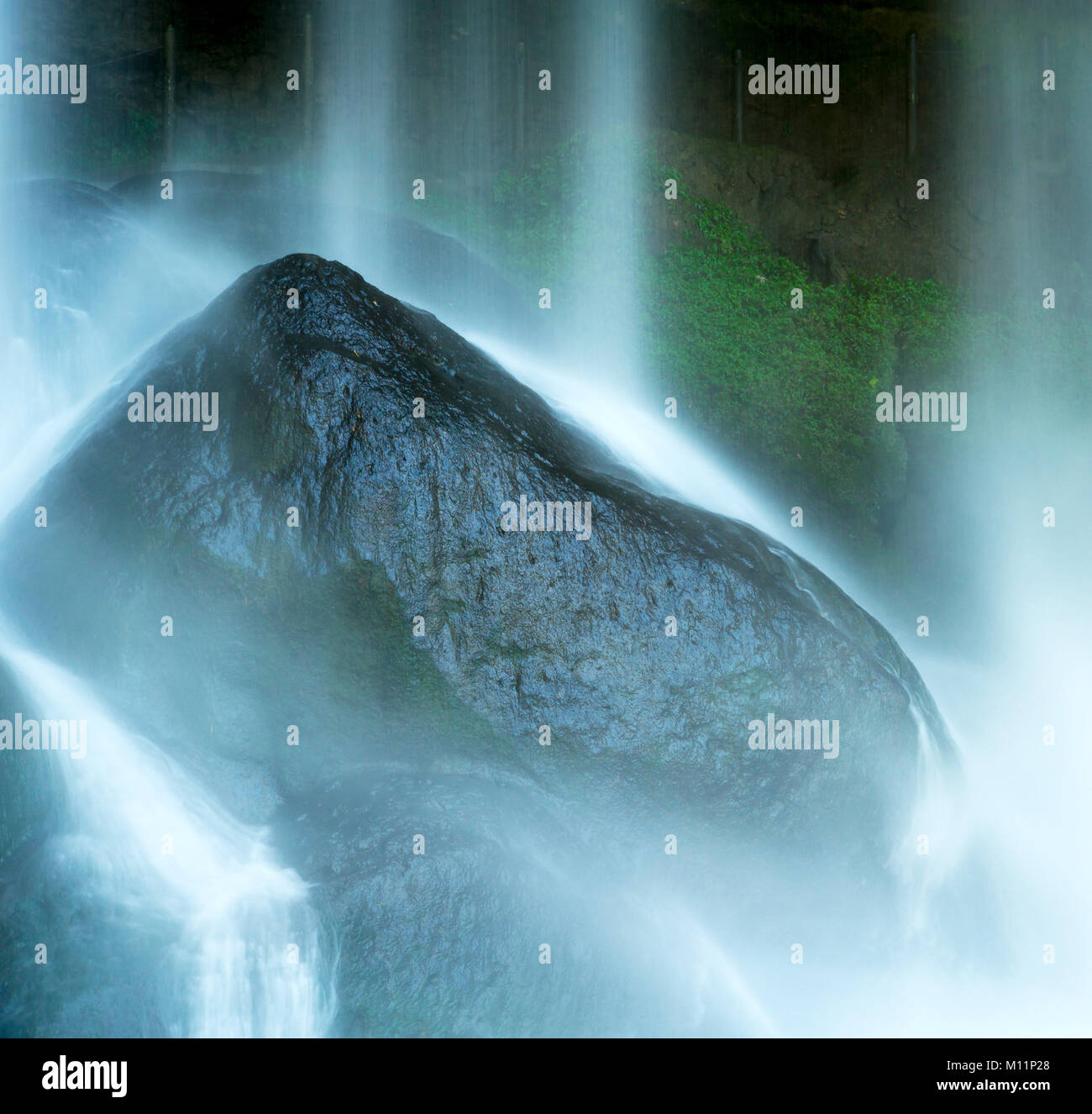 Wasserfall auf den Felsen an der Unterseite von Misol Ha, Palenque, Chiapas, Mexiko Stockfoto