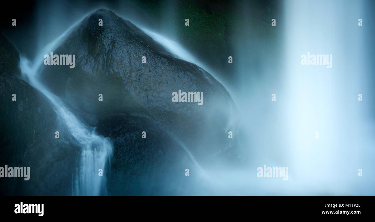 Das Wasser fällt auf den Felsen an der Unterseite von einem Wasserfall in Mexiko Stockfoto