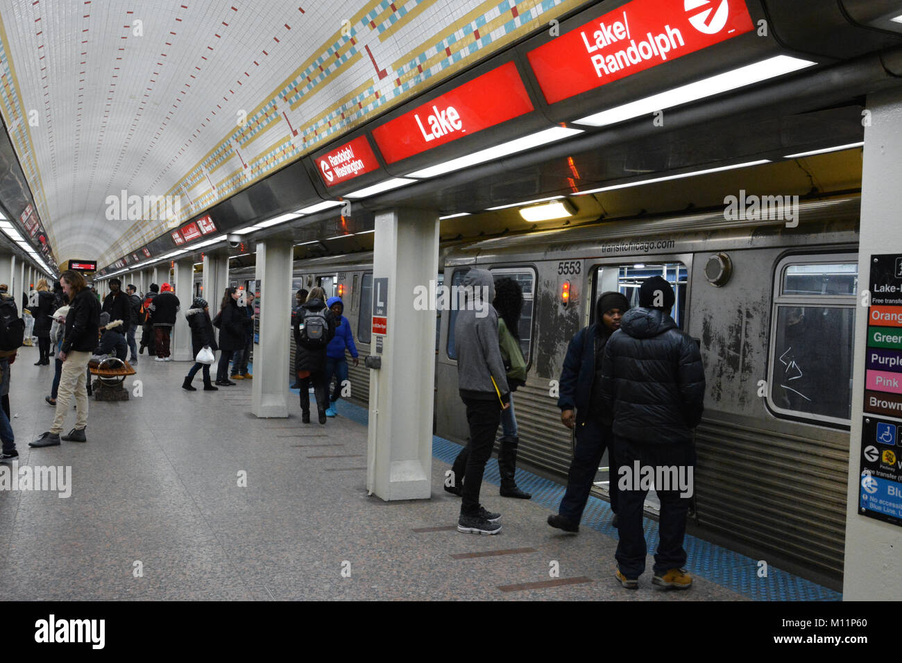 Die Passagiere an Bord eines Süden gebunden Rote Linie Zug auf der State Street U-Bahn. Der Lake St. stop bietet einfachen Zugang zu den Chicago Theatre District. Stockfoto