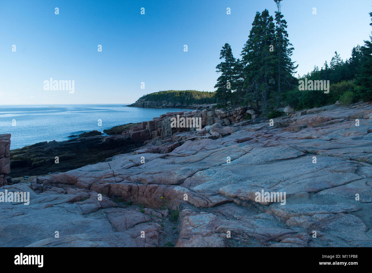 Sonnenuntergang entlang der felsigen Küste von Acadia National Park, Maine Stockfoto