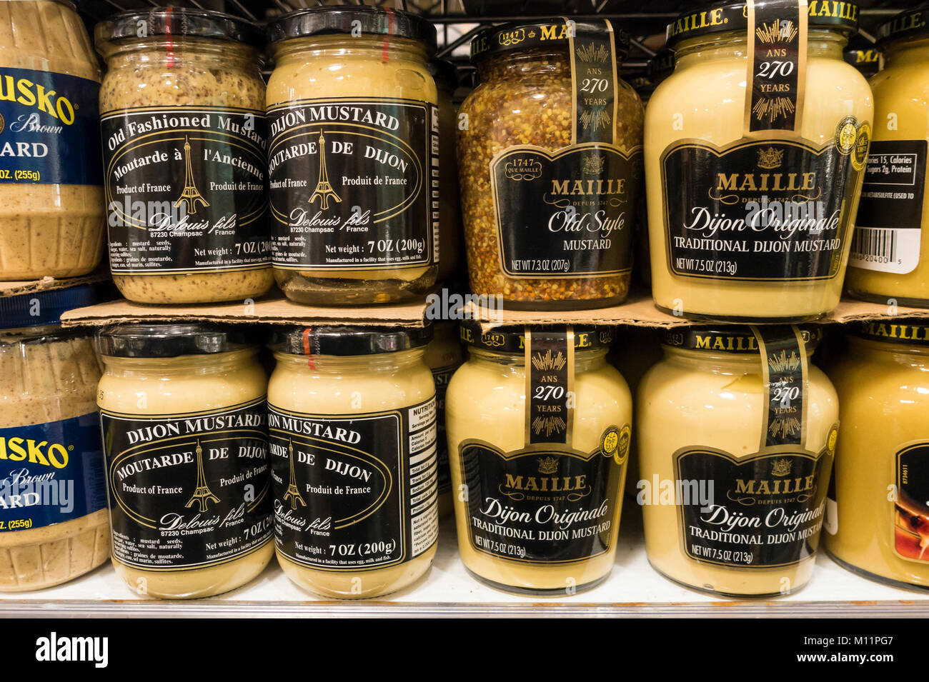 Gläser Senf auf Regalen in einem Supermarkt in New York City Stockfoto