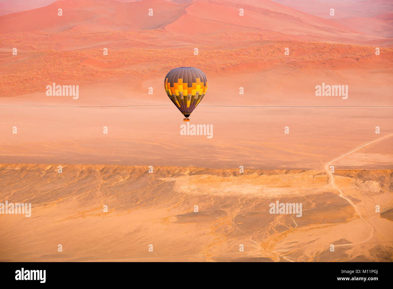 Ein Heißluftballon im Flug über Straßen in Namibia mit Raum für Text Stockfoto