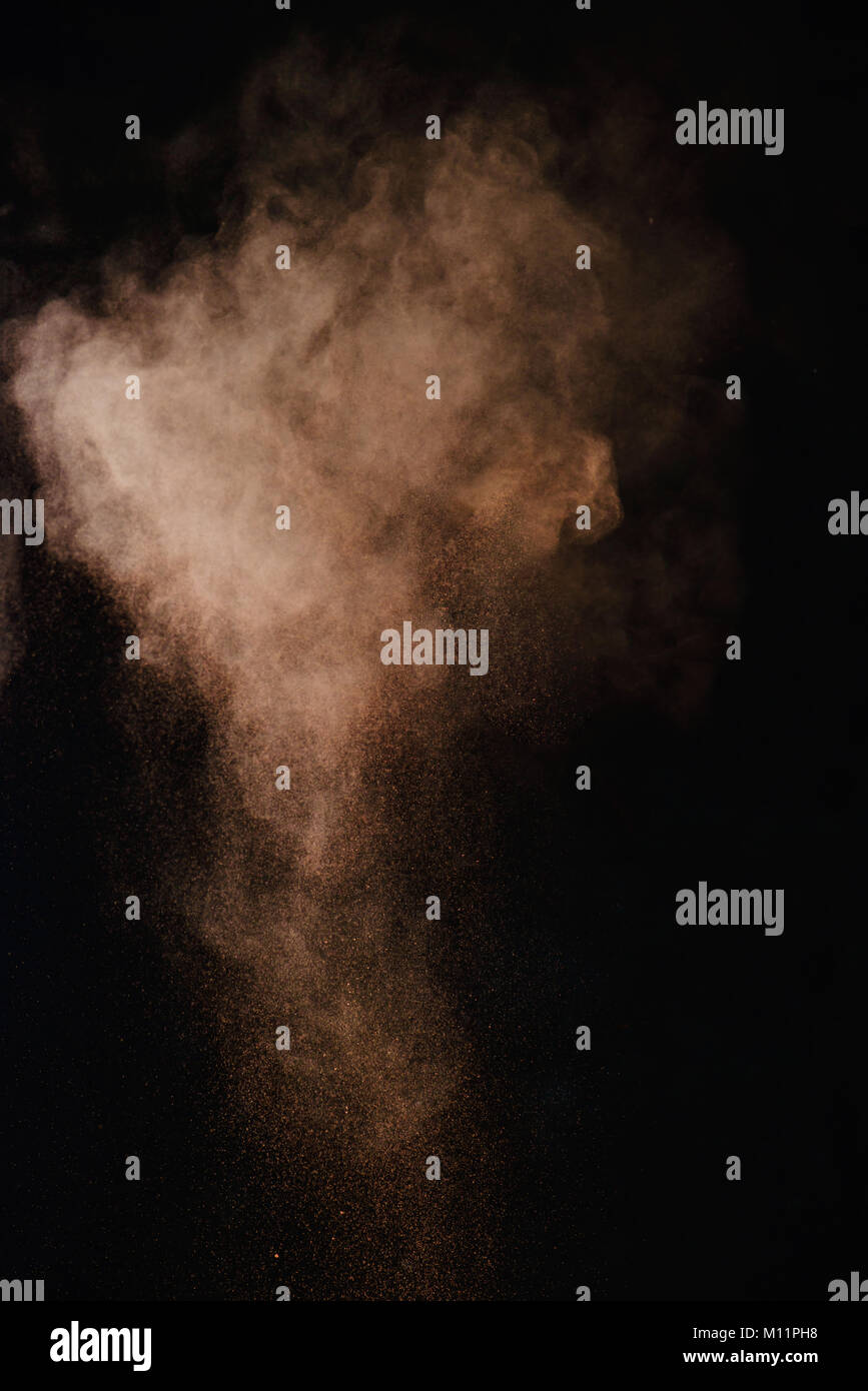 Kakaopulver Explosion in Bewegung. Staub Schokolade auf einem schwarzen Hintergrund. Aktion essen Fotografie. Stockfoto