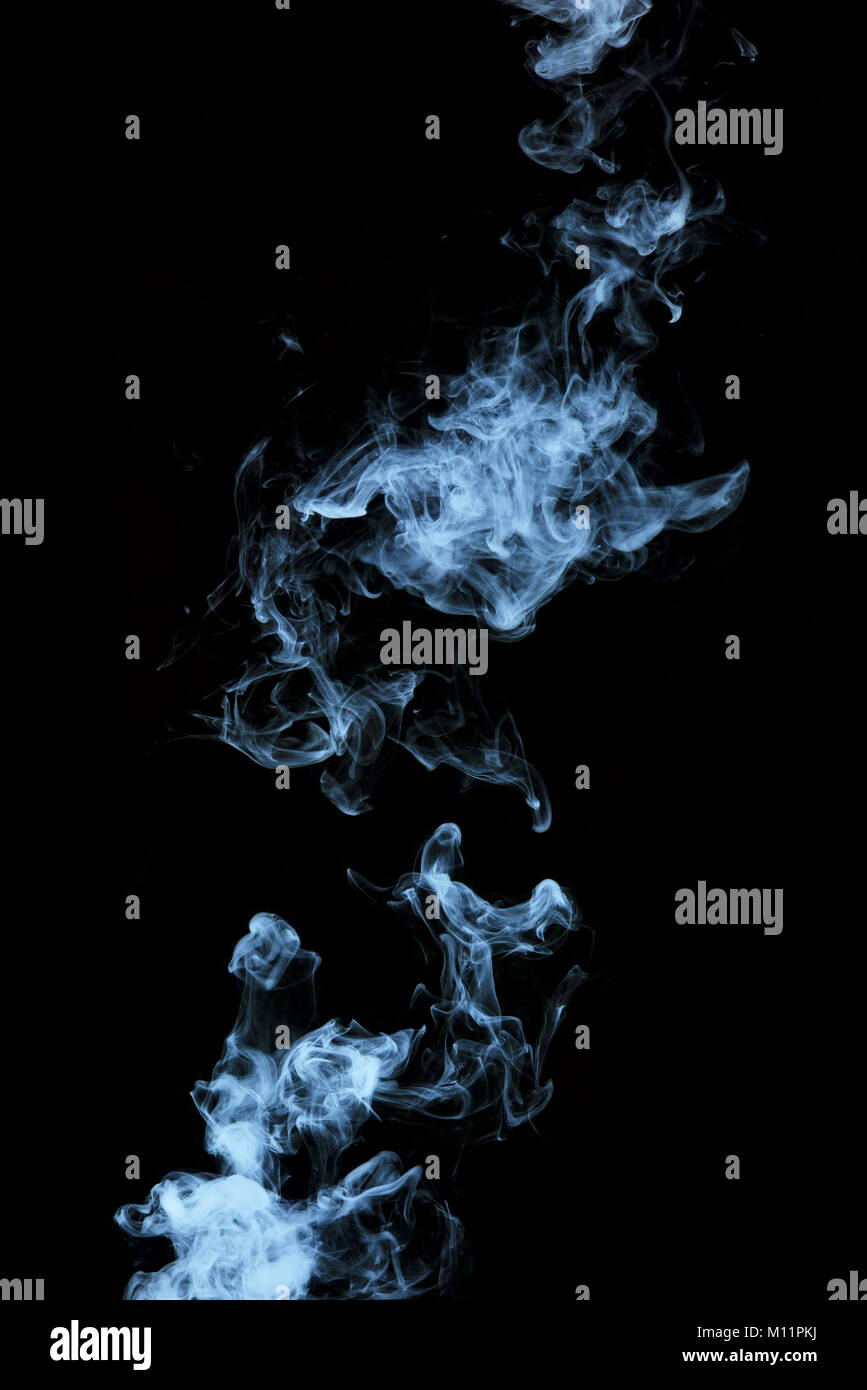 Dampf Textur aus einem heißen Getränk auf einem schwarzen Hintergrund. Blauer Rauch mit kopieren. Stockfoto