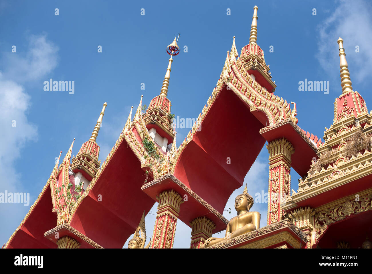 Golden Thai Tempeleingang Bögen gefertigt Stockfoto