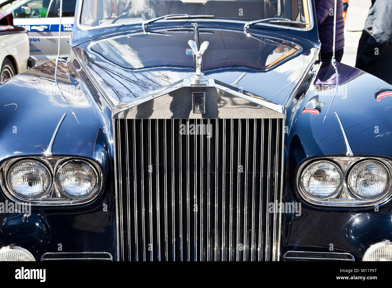 Russland, Moskau - April 24.2016: Haube alte Rarität der Englischen Auto mit einem Emblem Rolls-Royce. Ausstellung von alten Autos Stockfoto