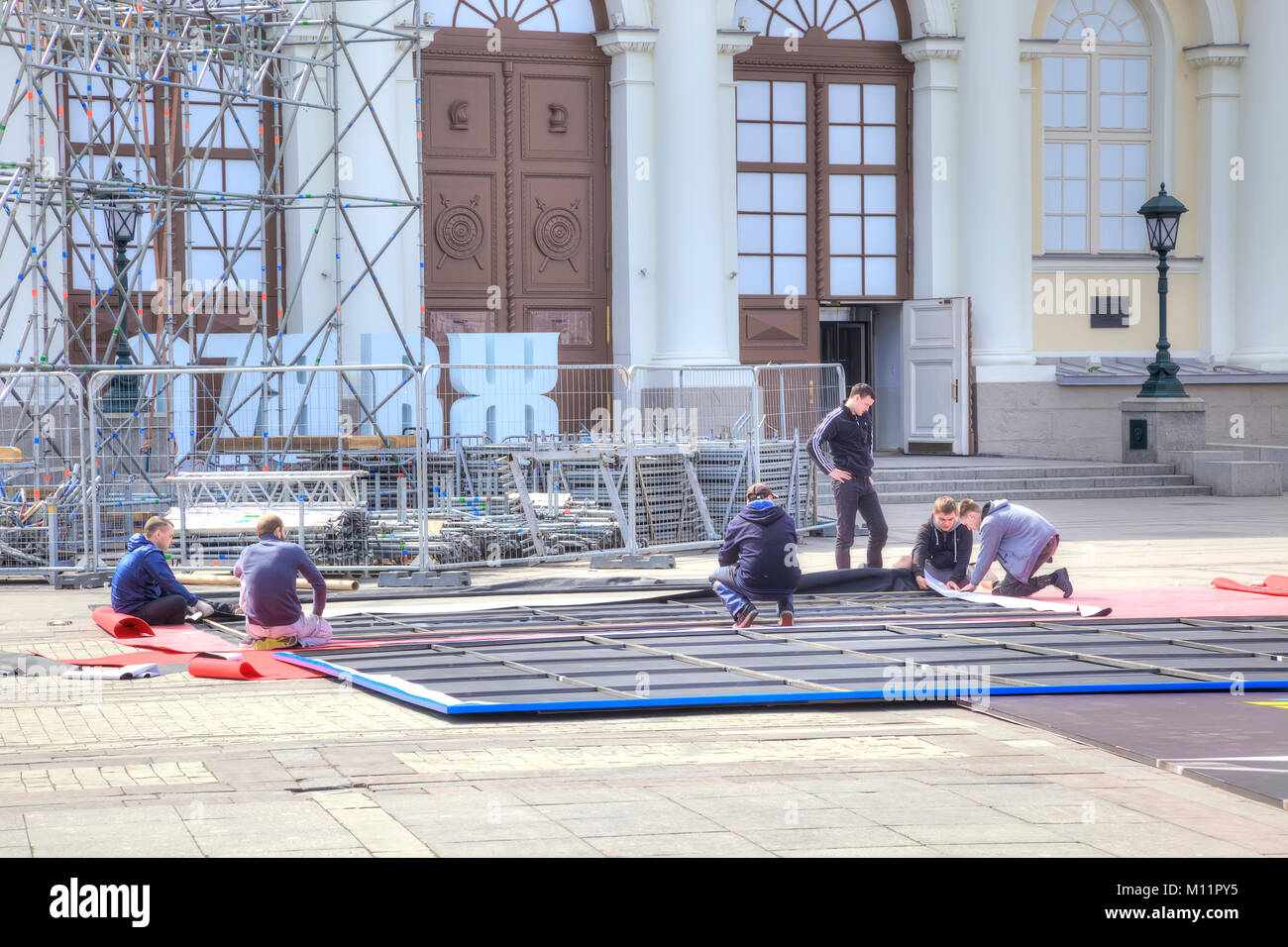 Moskau, Russland - April 24.2016: Brigade der Arbeitnehmer enorme Banner sammeln mit einem theaterprogramm in die Zukunft Ausstellung in der Manege Stockfoto