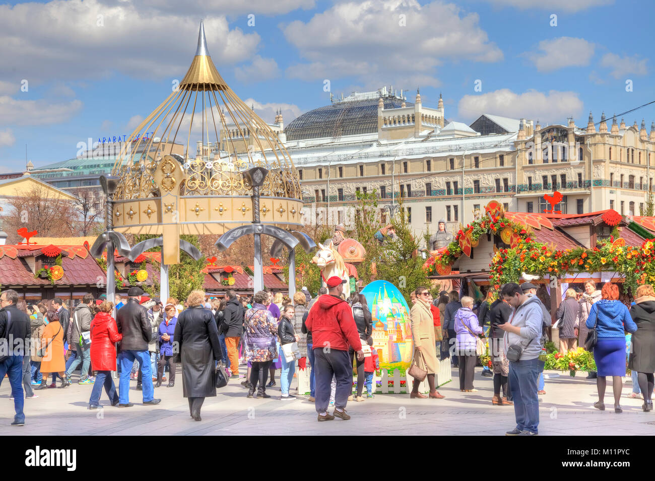 Moskau, Russland - April 24.2016: Bürger und Touristen bei der feierlichen Ostermesse auf dem Platz der Revolution in der Innenstadt Stockfoto