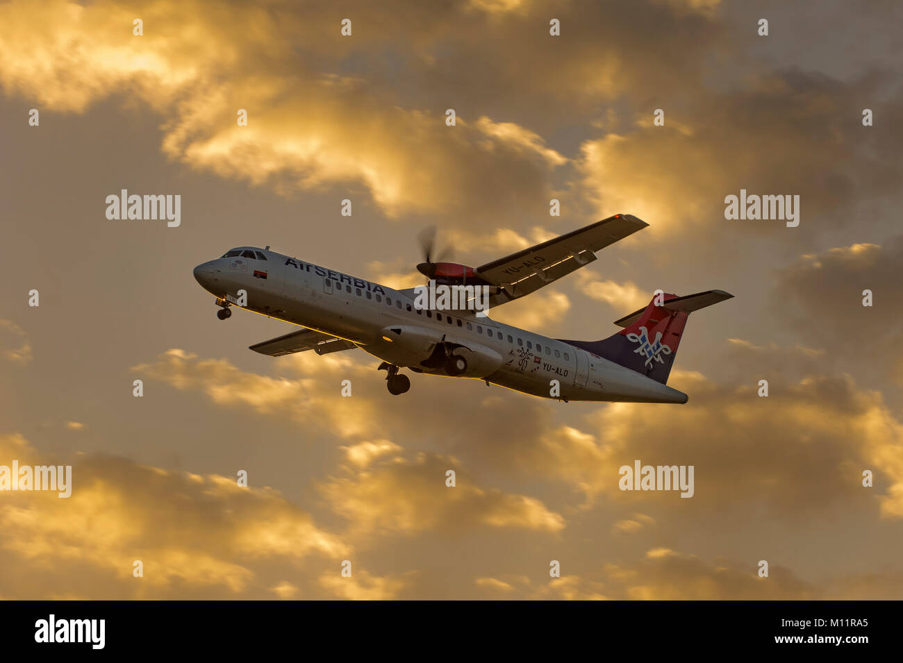 Air Serbien, die nationale Fluggesellschaft der Republik Serbien, 49% im Besitz von Etihad Airways ATR-72 Turboprop regionale Regionalflugzeuge Landung im Herbst Sonnenuntergang Stockfoto