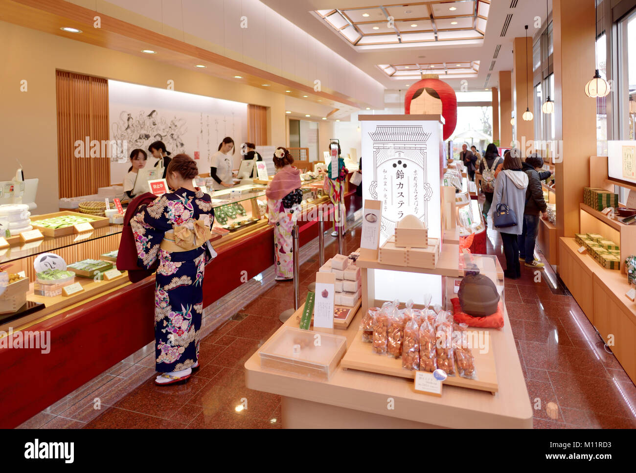 Menschen kaufen Desserts und Süßspeisen an Fumon - ein Café, Store Innenraum: Kiyomizu-Tempel, Kyoto, Japan 2017. Stockfoto