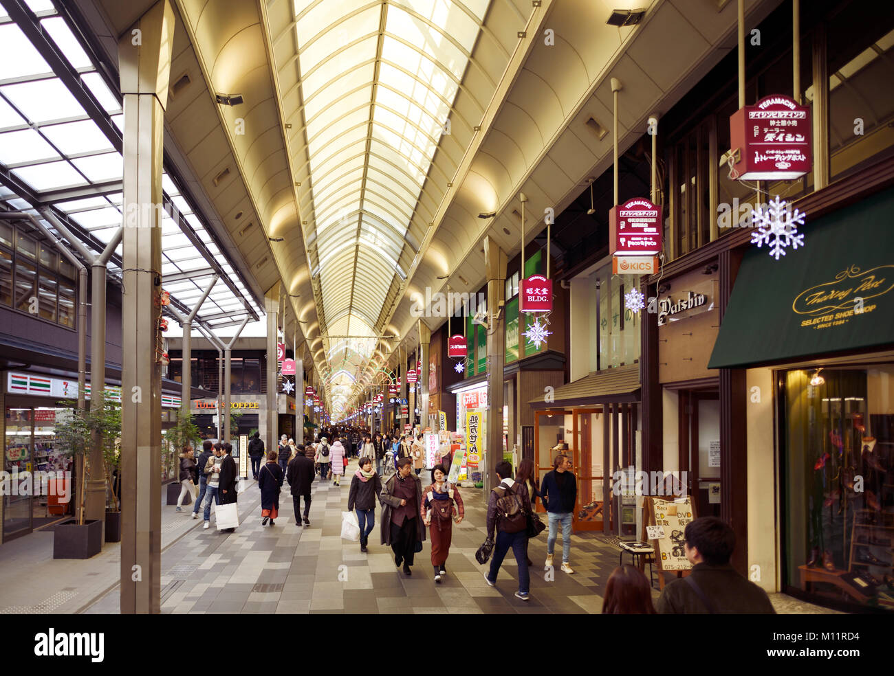 Shinkyogoku covered street Shopping District, teramachi Einkaufspassage, voll von Menschen und speichert, Kyoto, Japan 2017 Stockfoto