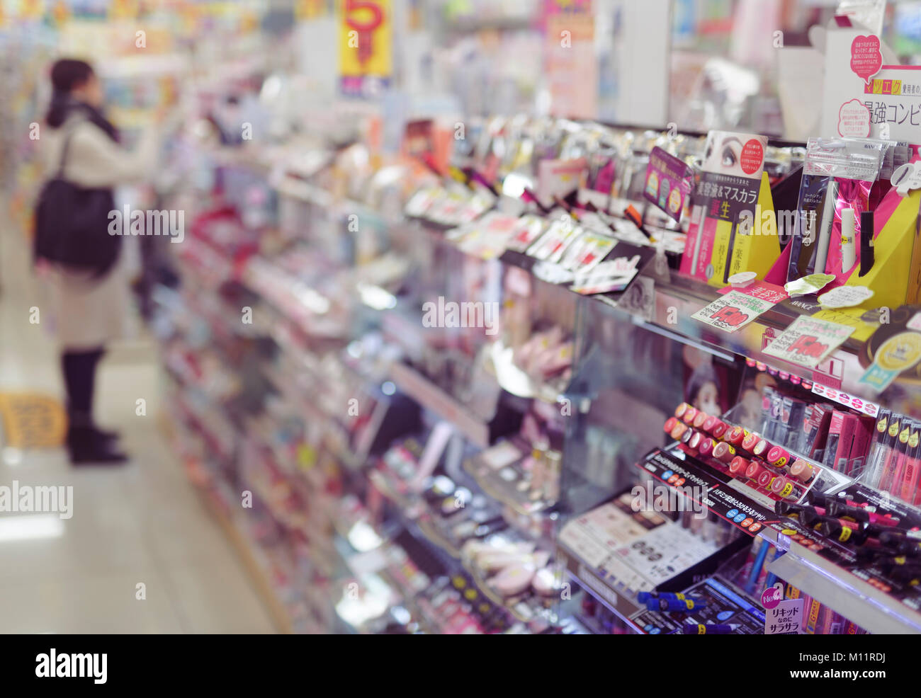 Frau einkaufen bei Make-up und Kosmetik Abschnitt einer japanischen Schönheit Produkt store in Kyoto, Japan 2017 Stockfoto