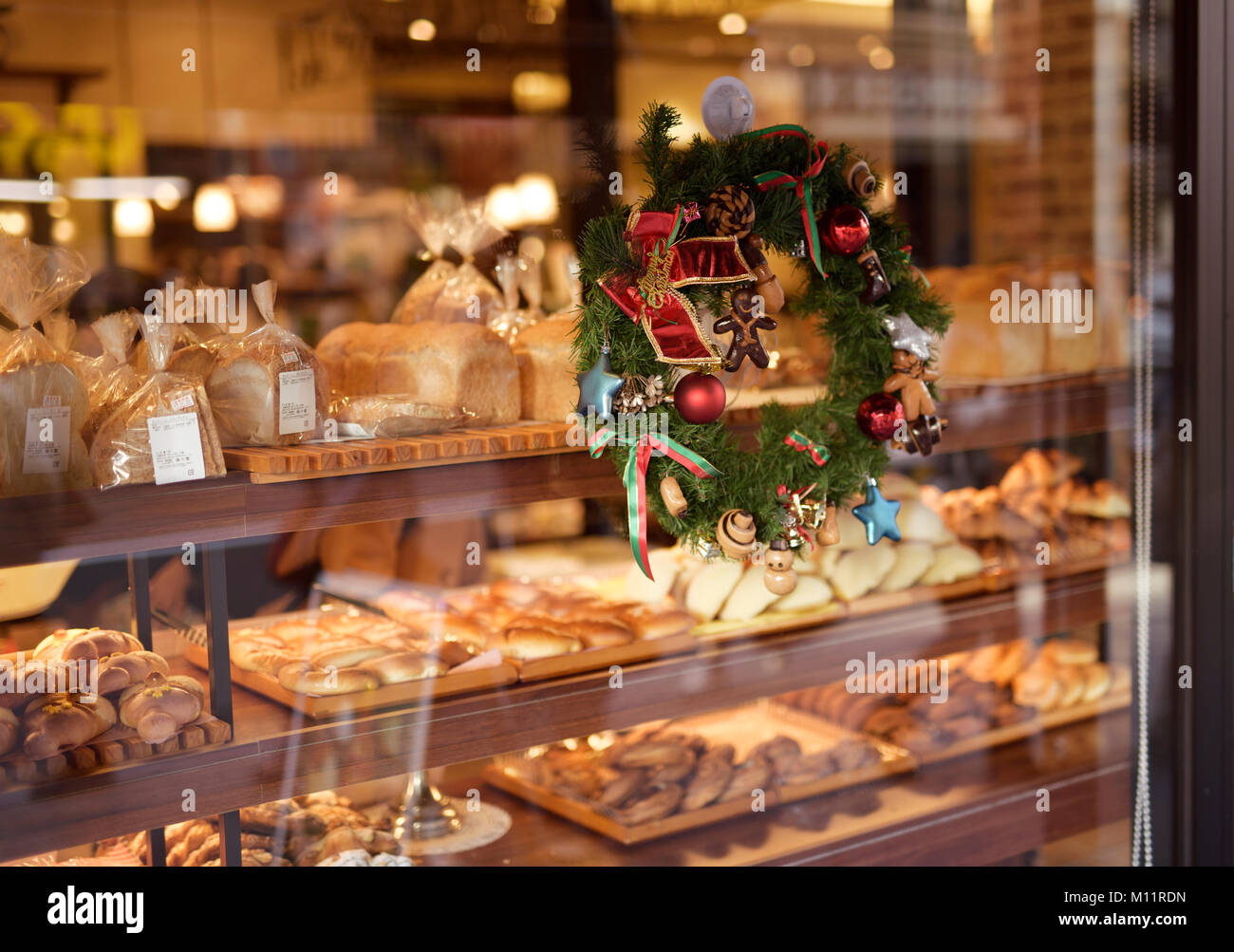 Shinshindo Bäckerei store Fenster mit Brot und Gebäck auf dem Display für die Weihnachtsferien, Kyoto, Japan 2017 eingerichtet Stockfoto