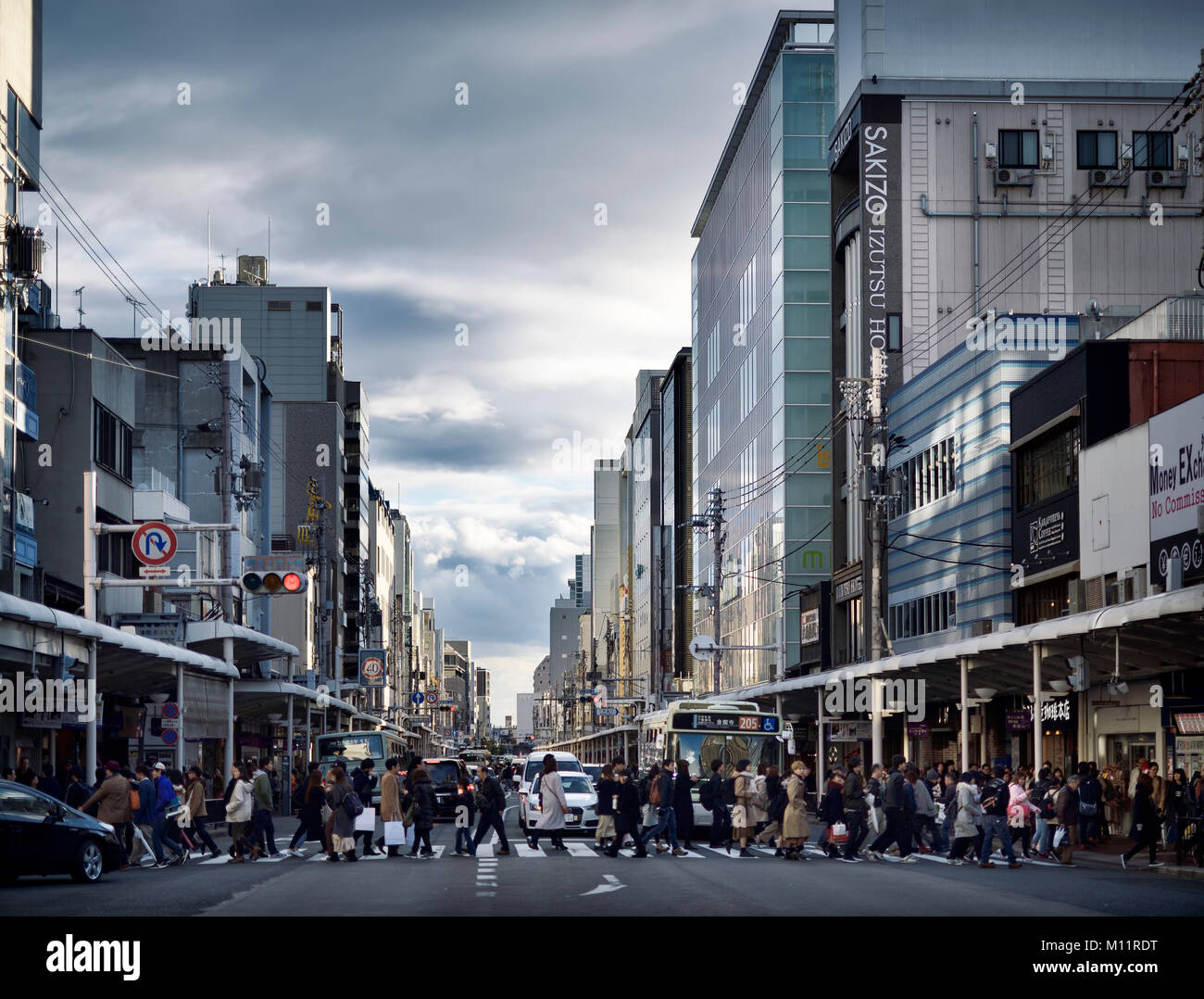 Überqueren von kawaramachi Straße in der Innenstadt von Kyoto, Daikokucho, Kawaramachi-dori, Kyoto, Japan Stockfoto