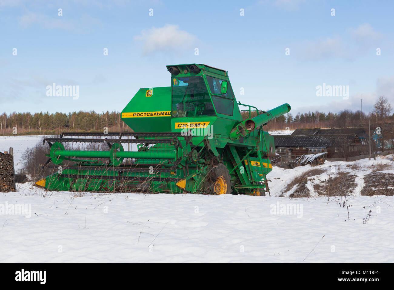 Verkhovazhsky Kolenga, Bezirk, Vologda Region, Russland - 12. März 2014: Harvester Niva nach Winter Quarters des russischen Dorfes Stockfoto